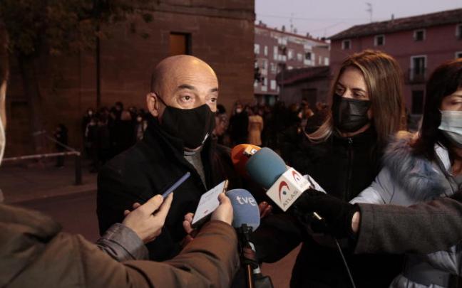 Gonzalo Martín, tío abuelo del niño asesinado en Lardero, atendiendo a los medios Gonzalo Martín, tío abuelo del niño asesinado en Lardero, atendiendo a los medios