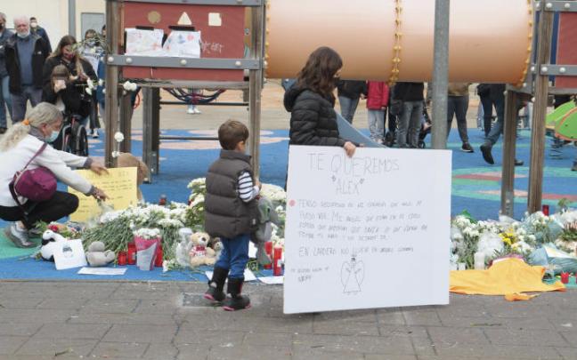 Vecinos de Lardero se concentran en recuerdo del niño asesinado. Vecinos de Lardero se concentran en recuerdo del niño asesinado.