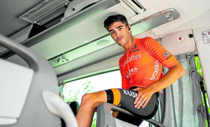 Gotzon Martin posa en el autobús del Euskaltel-Euskadi antes de una carrera. Foto: Fundación Euskadi
