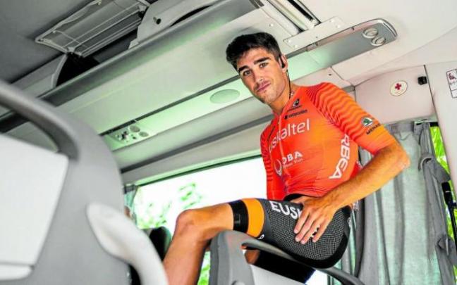 Gotzon Martin posa en el autobús del Euskaltel-Euskadi antes de una carrera. Foto: Fundación Euskadi