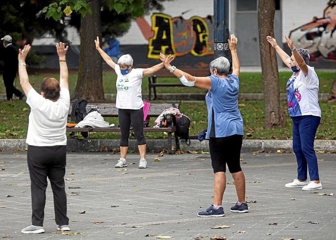 Personas mayores hacen ejercicio en la plaza de Llodio durante las últimas fiestas de Zaramaga. Foto: J. Muñoz