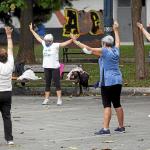 Personas mayores hacen ejercicio en la plaza de Llodio durante las últimas fiestas de Zaramaga. Foto: J. Muñoz