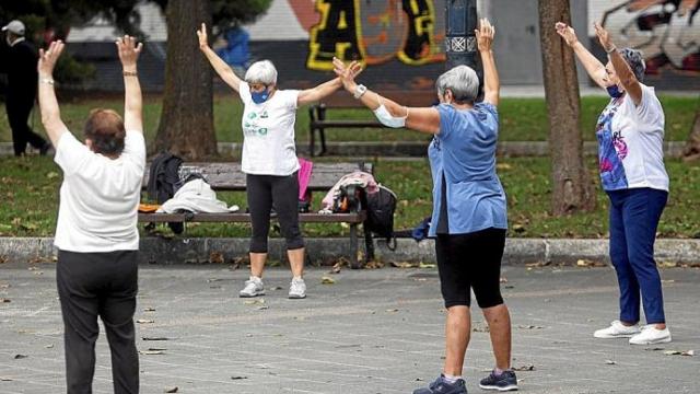 Personas mayores hacen ejercicio en la plaza de Llodio durante las últimas fiestas de Zaramaga. Foto: J. Muñoz Personas mayores hacen ejercicio en la plaza de Llodio durante las últimas fiestas de Zaramaga. Foto: J. Muñoz