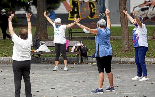 Personas mayores hacen ejercicio en la plaza de Llodio durante las últimas fiestas de Zaramaga. Foto: J. Muñoz