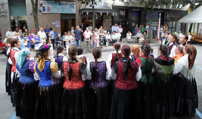 Música y bailes delante del Lar Gallego en una celebración de Santiago.