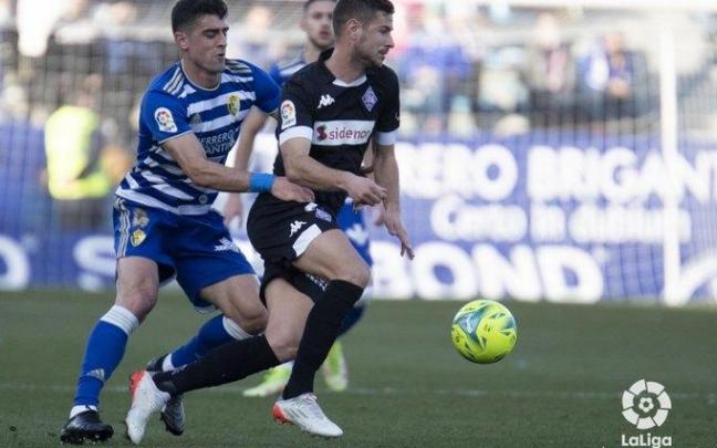 Gorka Guruzeta trata de zafarse de un rival de la Ponferradina. Gorka Guruzeta trata de zafarse de un rival de la Ponferradina.