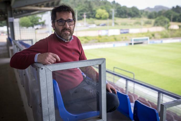 Jon Larrea, presidente del Amorebieta, en las gradas de Urritxe