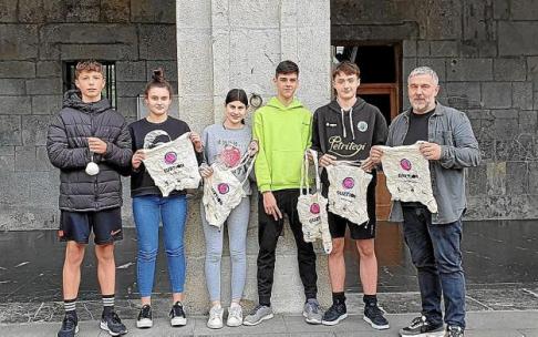 Arantzazuko Ama ikastolako ikasle talde bat Xabier Urdangarin alkatearekin. Argazkia: N.G.