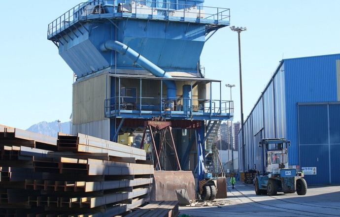 Láminas de acero en el Puerto de Pasaia a la espera de ser exportadas.