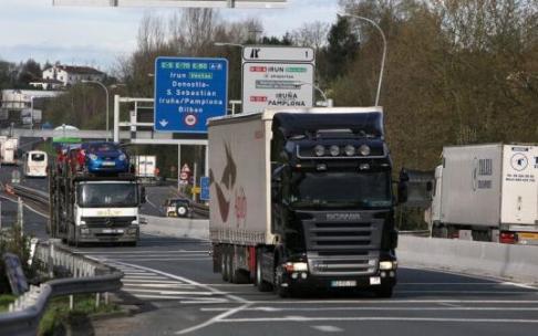 Camiones transportan mercancías al extranjero.