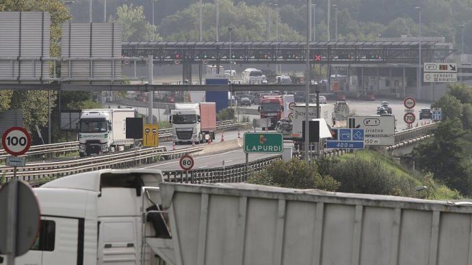 Camiones transportan mercancías por la muga con Francia.