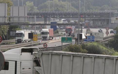 Camiones transportan mercancías por la muga con Francia. Camiones transportan mercancías por la muga con Francia.