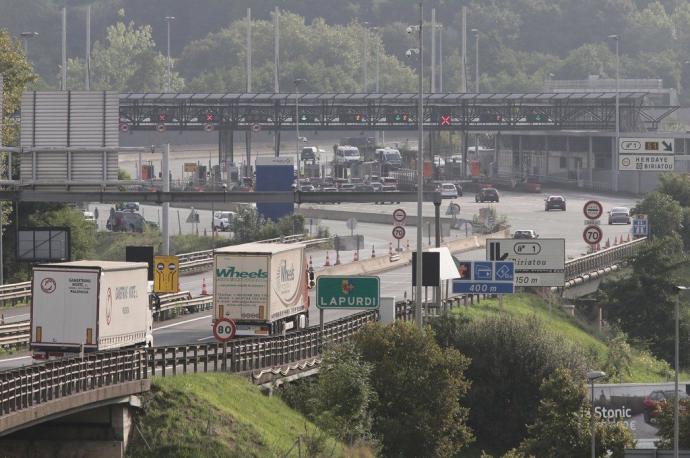 Camiones transportan mercancías en la muga con Francia, en Biriatu.