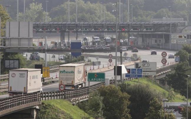 Camiones transportan mercancías en la muga con Francia, en Biriatu. Camiones transportan mercancías en la muga con Francia, en Biriatu.