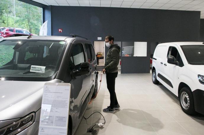 Un cliente observa un coche en un concesionario guipuzcoano.