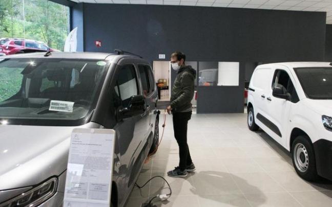 Un cliente observa un coche en un concesionario guipuzcoano. Un cliente observa un coche en un concesionario guipuzcoano.