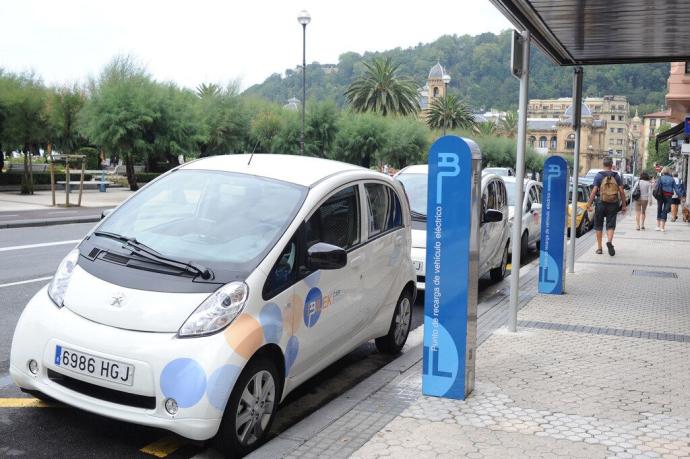 El coche eléctrico logra presencia en las carreteras guipuzcoanas.