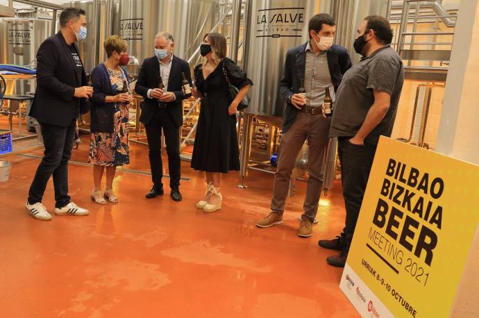 Representantes de las administraciones vascas, director de La Salve y director de la fábrica, así como el director del festival de Barcelona lanzan el nuevo congreso cervecero