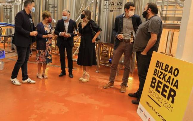 Representantes de las administraciones vascas, director de La Salve y director de la fábrica, así como el director del festival de Barcelona lanzan el nuevo congreso cervecero Representantes de las administraciones vascas, director de La Salve y director de la fábrica, así como el director del festival de Barcelona lanzan el nuevo congreso cervecero