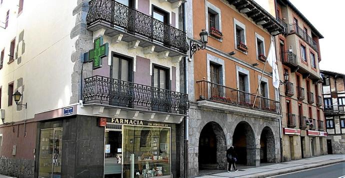 La bandera de Lasarte-Oria ondeando en el balcón del viejo ayuntamiento.