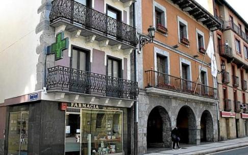 La bandera de Lasarte-Oria ondeando en el balcón del viejo ayuntamiento.
