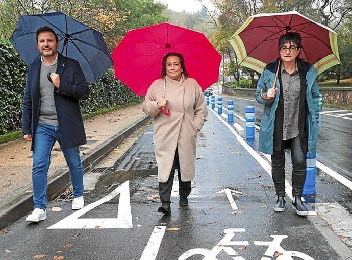 La diputada, flanqueada por los alcaldes. Foto: N.G.