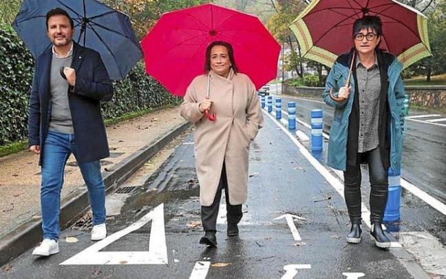 La diputada, flanqueada por los alcaldes. Foto: N.G.