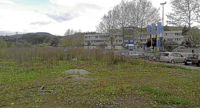 Parcela en la que se instalarán un supermercado, un hotel, un taller y una gasolinera.