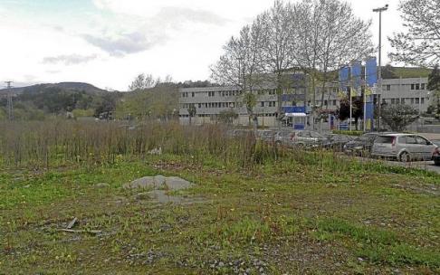 Parcela en la que se instalarán un supermercado, un hotel, un taller y una gasolinera. Parcela en la que se instalarán un supermercado, un hotel, un taller y una gasolinera.