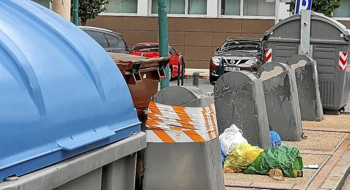 Contenedores de superficie y soterrados, junto al ambulatorio.