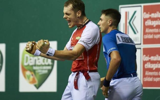 Unai Laso celebra con rabia su triunfo este sábado en el frontón Labrit ante Peio Etxeberria.