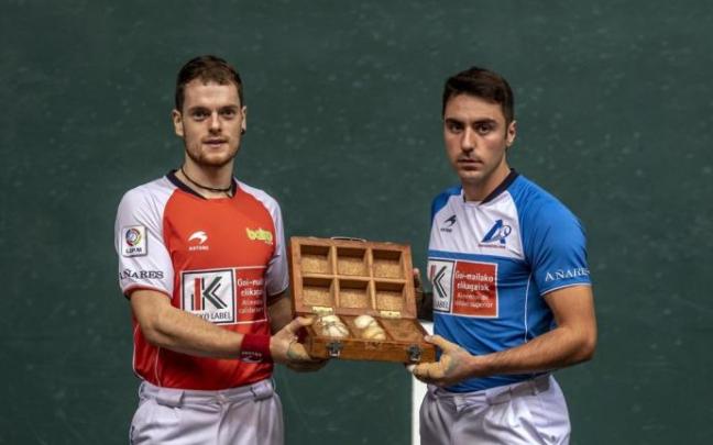 Unai Laso y Peio Etxeberria, con las cuatro pelotas que escogieron este miércoles para la semifinal en el Labrit. Unai Laso y Peio Etxeberria, con las cuatro pelotas que escogieron este miércoles para la semifinal en el Labrit.