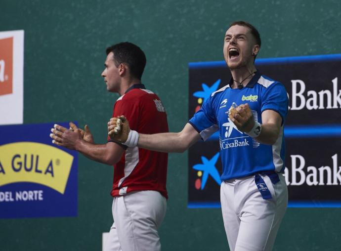 Unai Laso celebra la victoria este sábado ante Erik Jaka en en Labrit.