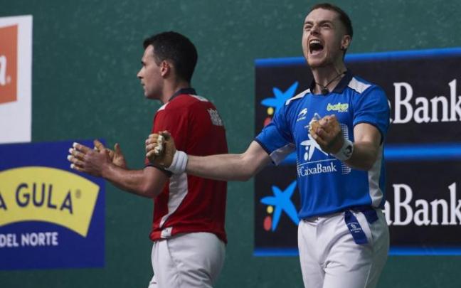 Unai Laso celebra la victoria este sábado ante Erik Jaka en en Labrit.