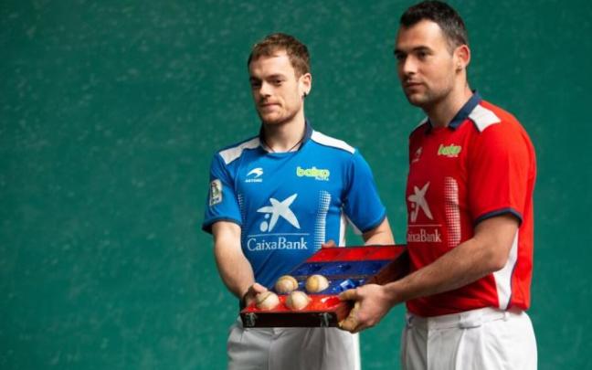 Unai Laso y Erik Jaka posan con las pelotas escogidas este martes en el Labrit. Unai Laso y Erik Jaka posan con las pelotas escogidas este martes en el Labrit.