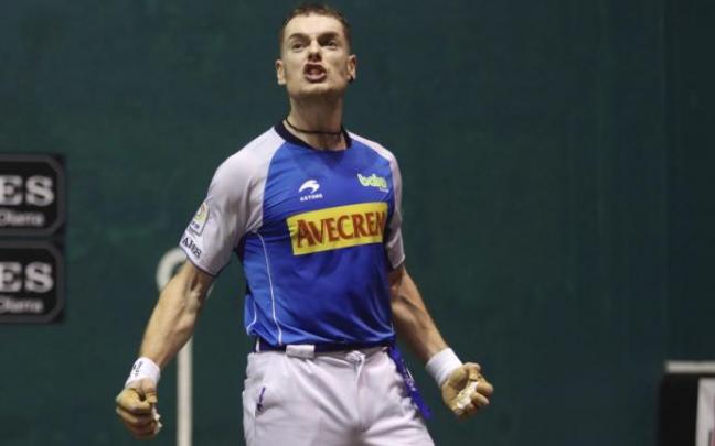 Unai Laso celebra un tanto en el frontón Astelena de Eibar.