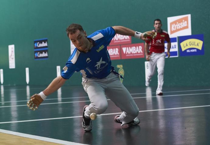 Unai Laso se lanza a por una pelota en el duelo ante Jaka en el Labrit.