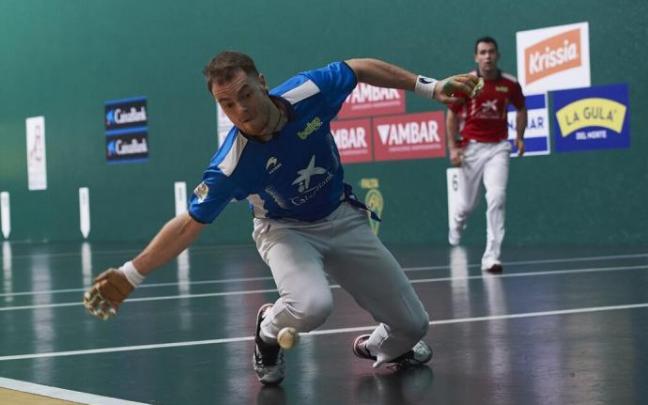 Unai Laso se lanza a por una pelota en el duelo ante Jaka en el Labrit. Unai Laso se lanza a por una pelota en el duelo ante Jaka en el Labrit.