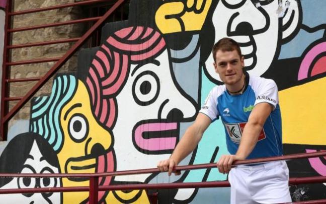 Unai Laso posa en el exterior del frontón Burunda de Alsasua.