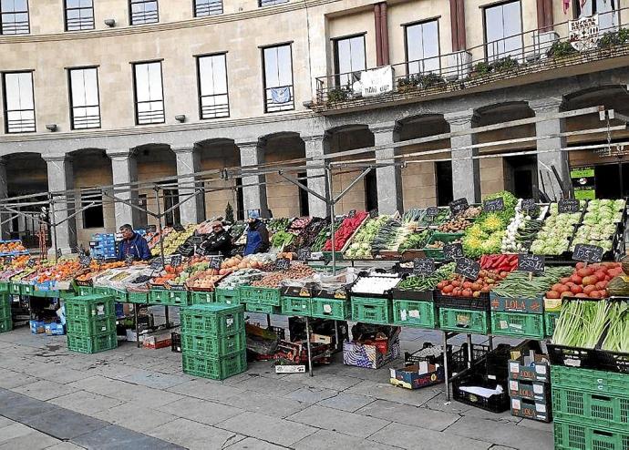 Puesto de verdura y fruta en el mercado ambulante de la Herriko Plaza de Llodio.