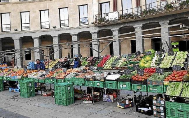 Puesto de verdura y fruta en el mercado ambulante de la Herriko Plaza de Llodio.