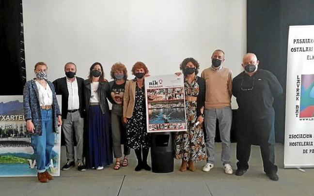 La directiva de Laurak Bat con la portada de la revista. Foto: A.M.