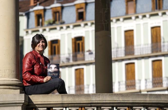 Laura Nieto posa en el kiosco de la Plaza del Castillo con su novela 'El cortijo colorao' inspirada en la historia de su abuela Dolores.