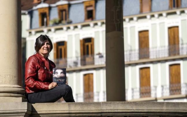 Laura Nieto posa en el kiosco de la Plaza del Castillo con su novela 'El cortijo colorao' inspirada en la historia de su abuela Dolores. Laura Nieto posa en el kiosco de la Plaza del Castillo con su novela 'El cortijo colorao' inspirada en la historia de su abuela Dolores.