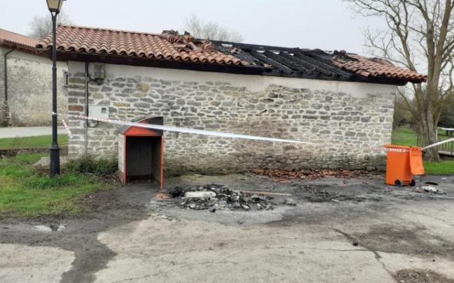 Imagen del lavadero, con el tejado afectado