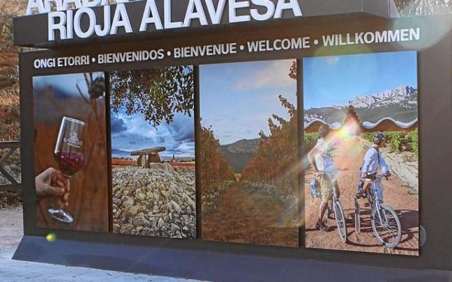 Panel recientemente colocado en Herrera. Foto: P.J.P.