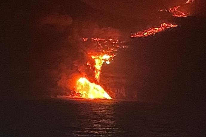 Imagen de la lava precipitándose al mar.