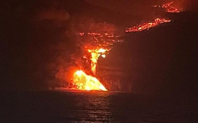 Imagen de la lava precipitándose al mar. Imagen de la lava precipitándose al mar.