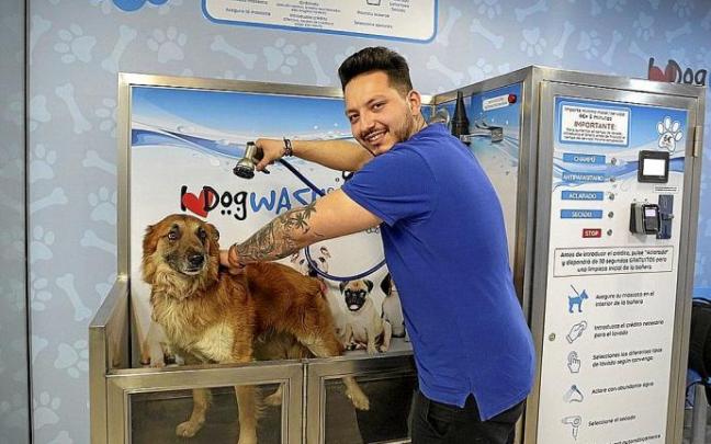 El emprendedor Daniel Rincón, en el puesto de autolavado para mascotas de Amara.