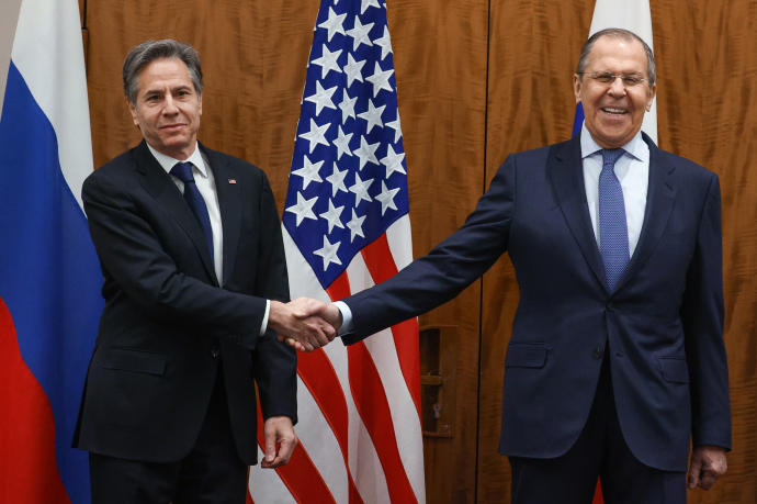 El ministro de Exteriores ruso, Serguéi Lavrov, junto a su homólogo estadounidense, Anthony Blinken, durante la reunión que mantuvieron la semana pasada